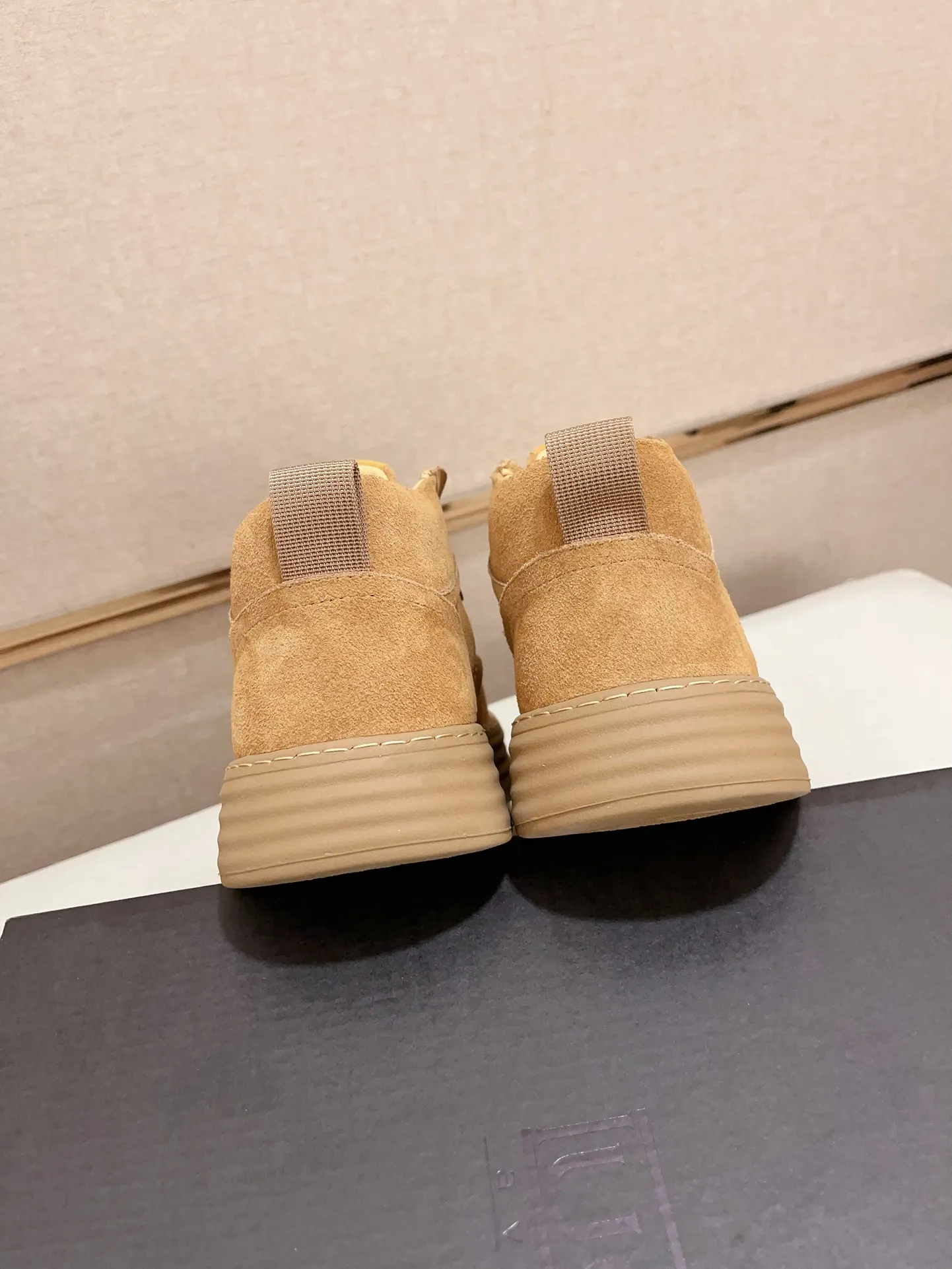 Factory price: 740💰North American men's shoes Ugg ☃️In the special sale of new high-quality men's shoes snow boots in autumn and winter, the nemesis of extreme cold weather! Made of cowhide leather, merino wool lining, and original outsole, whether driving, outdoor or daily wear, there is always one that suits you! Code number 39-44